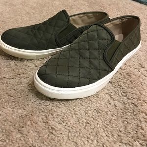Steve Madden green sneaker size 6