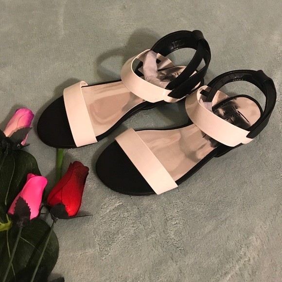 Nicole Miller Shoes - 💕REDUCED💕NIB NWOT NICOLE MILLER Sandal