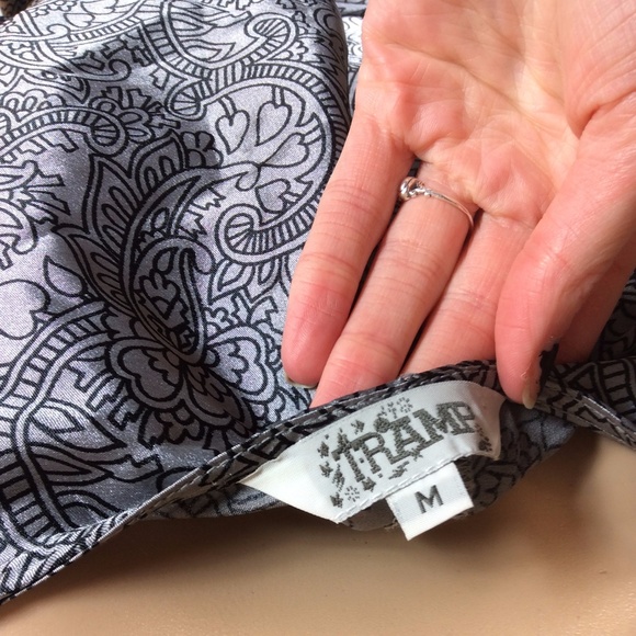 Like new! paisley printed silky blouse - Picture 6 of 6