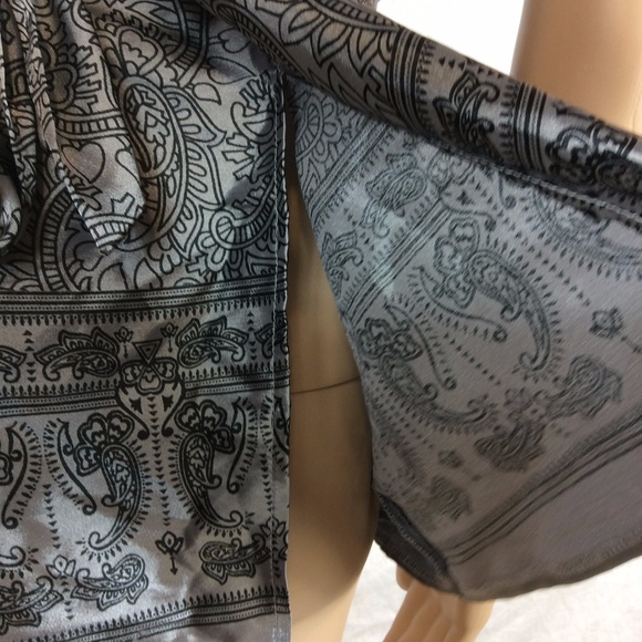 Like new! paisley printed silky blouse - Picture 4 of 6