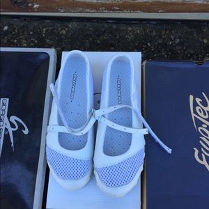 Sketchers white sneakers