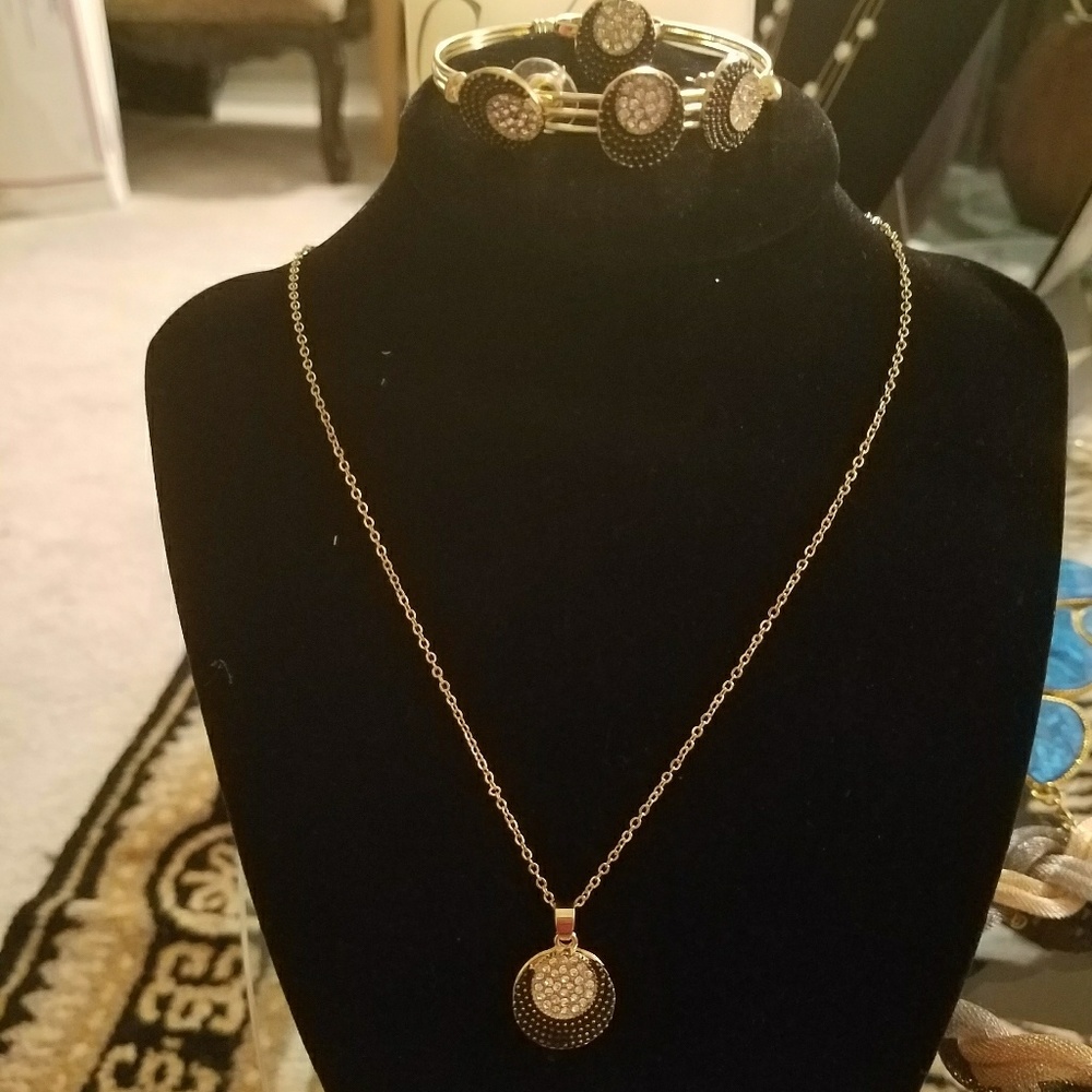 Gorgeous 4-Piece Black/Gold/Diamond Jewelry Set