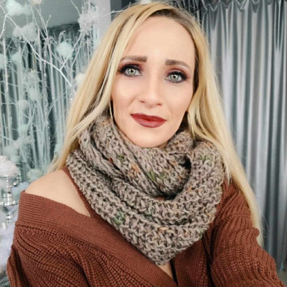 RESTOCKED!! MULTI COLORED KNITTED SCARF - Picture 2 of 2