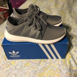💖SOLD💖 Grey Adidas tubular viral women’s 7 1/2