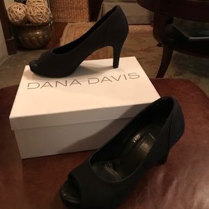Dana Davis - black linen peep toe pump - 9M