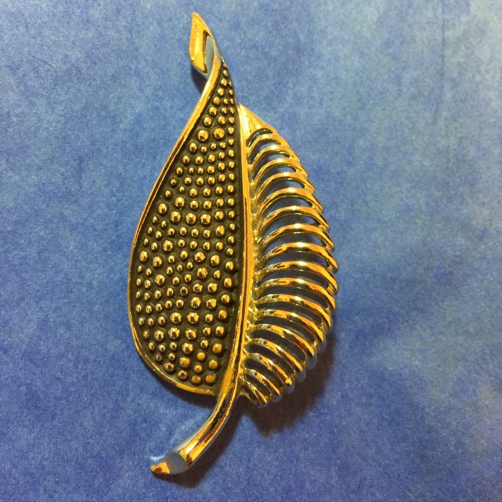 Vintage leaf brooch in sliver color