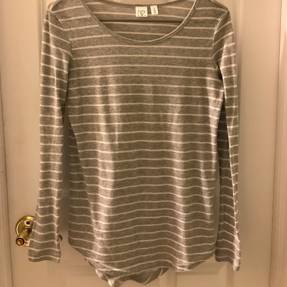 GREY AND WHITE STRIPED TEE