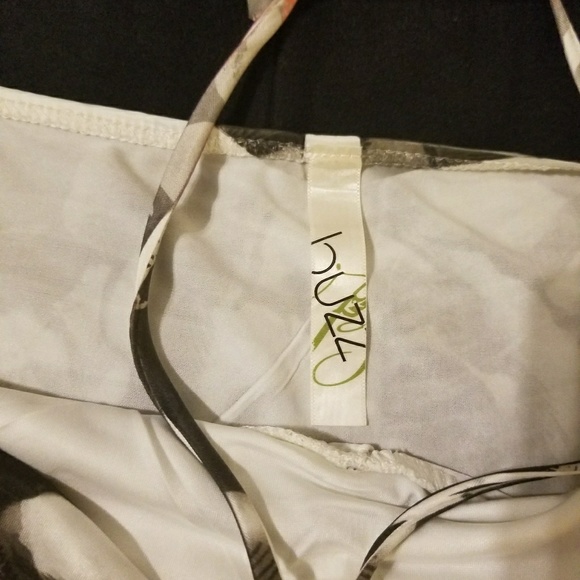 Beautiful blouse with roses - Picture 2 of 3