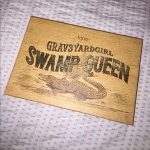 Gently used Tarte Swamp Queen palette ❤️