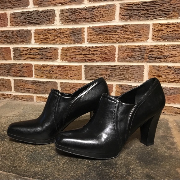Naturalizer Shoes - Short black boot/heels