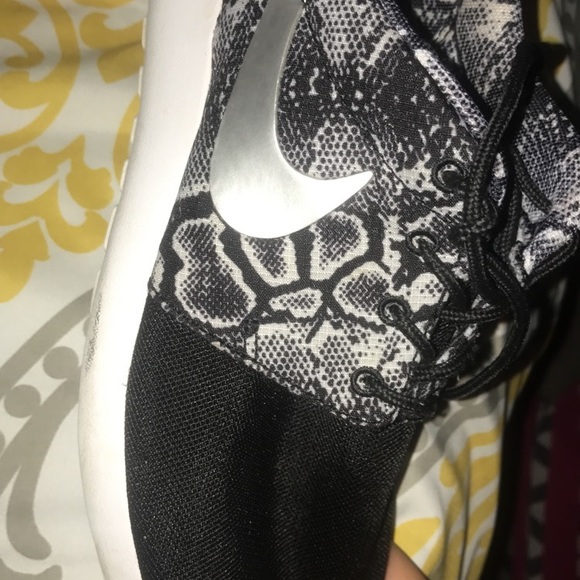 Women's snakeskin tennis shoes - Picture 2 of 3