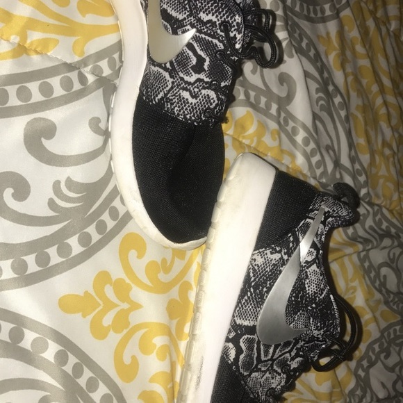 Women's snakeskin tennis shoes - Picture 3 of 3