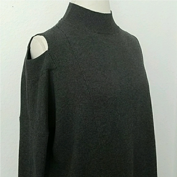 Mock Neck Cold Soulder Top - Picture 4 of 5