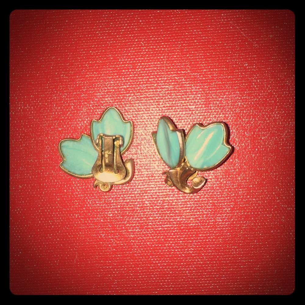 💙Vintage Trifari turquoise enamel clip earrings💙