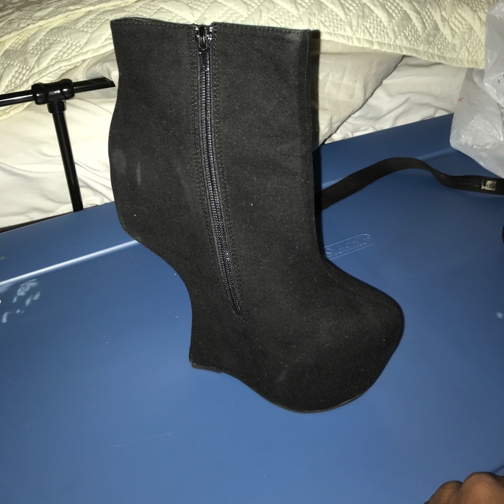 Black wedges