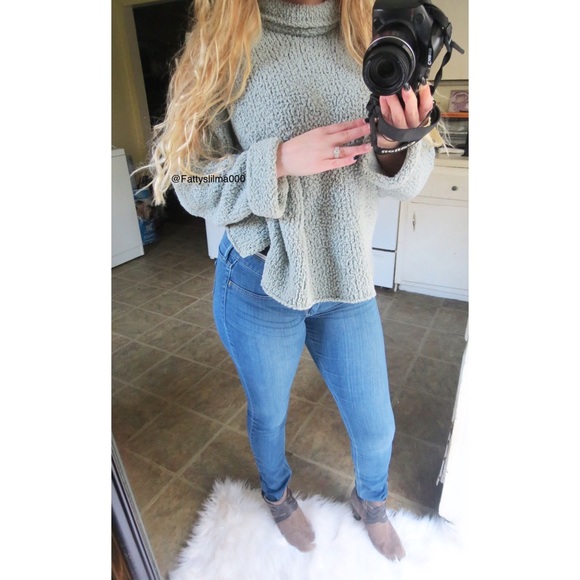 Sweaters - Ice kissed cozy sherpa sweater ☕️