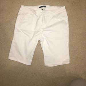 White Bermuda short