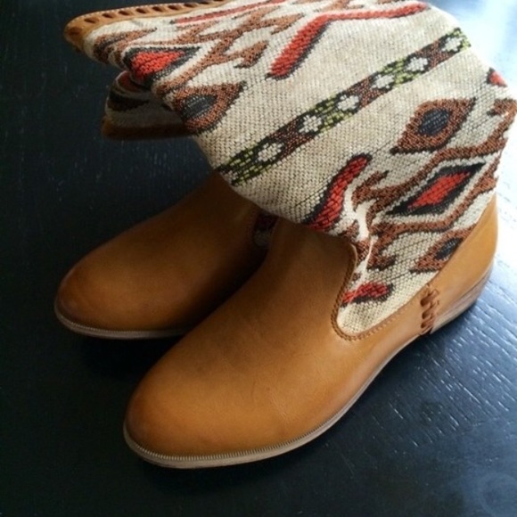 Leather warm boot with Aztec design - Picture 2 of 5