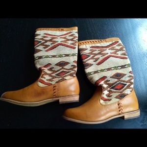 Leather warm boot with Aztec design