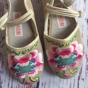 NWOB Chinese peony embroidered flats