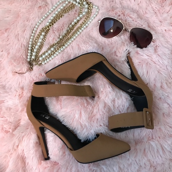 Shoes - Tan Heels