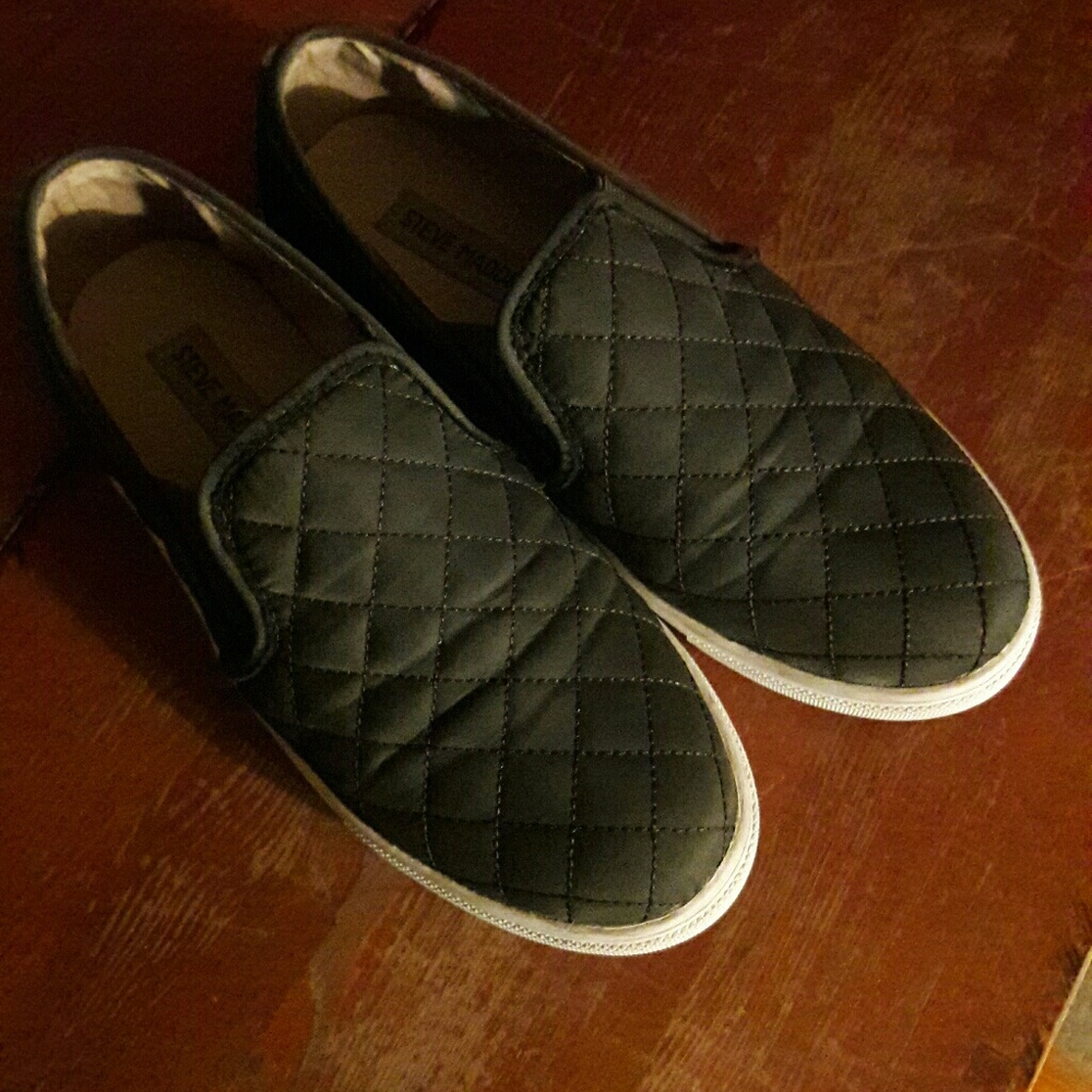 **SOLD**STEVE MADDEN QUILTED OLIVE GREEN