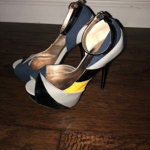 Heels with navy blue/ yellow/ MaryJane style
