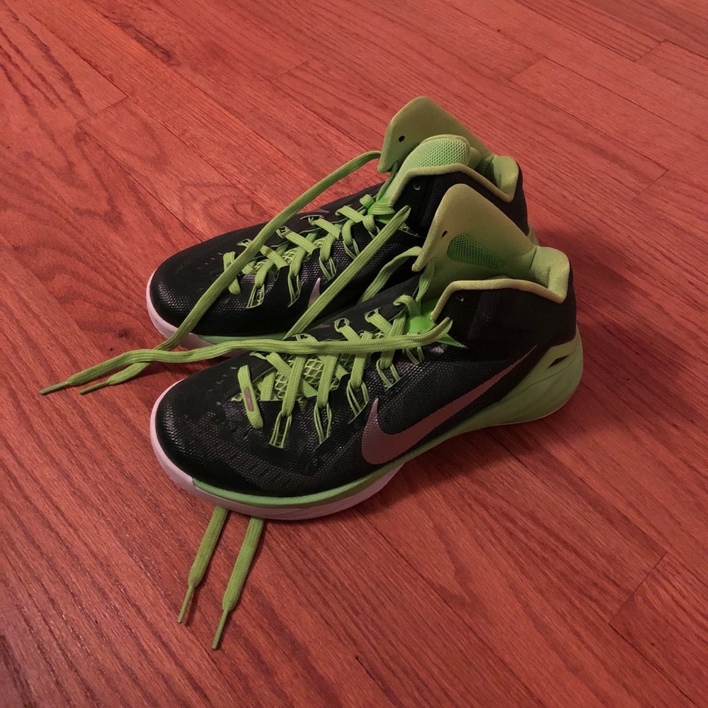 nike women’s basketball sneakers