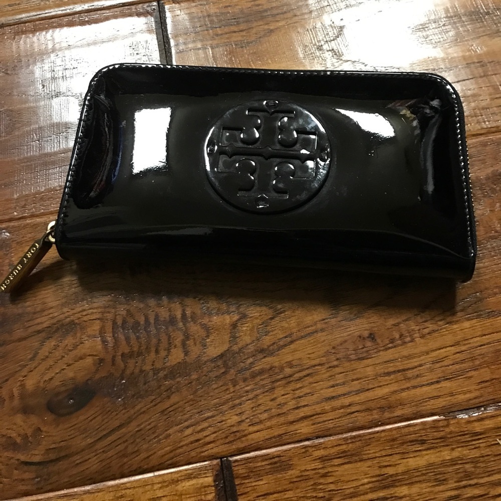 Tory Burch patent leather zip around wallet - Picture 1 of 2