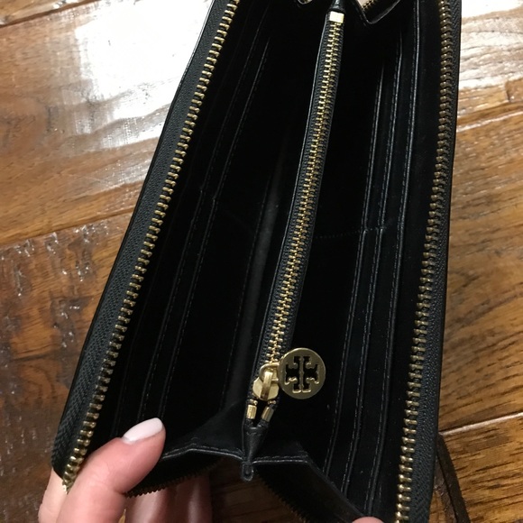 Tory Burch patent leather zip around wallet - Picture 2 of 2