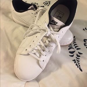 Nike casual tennis shoes