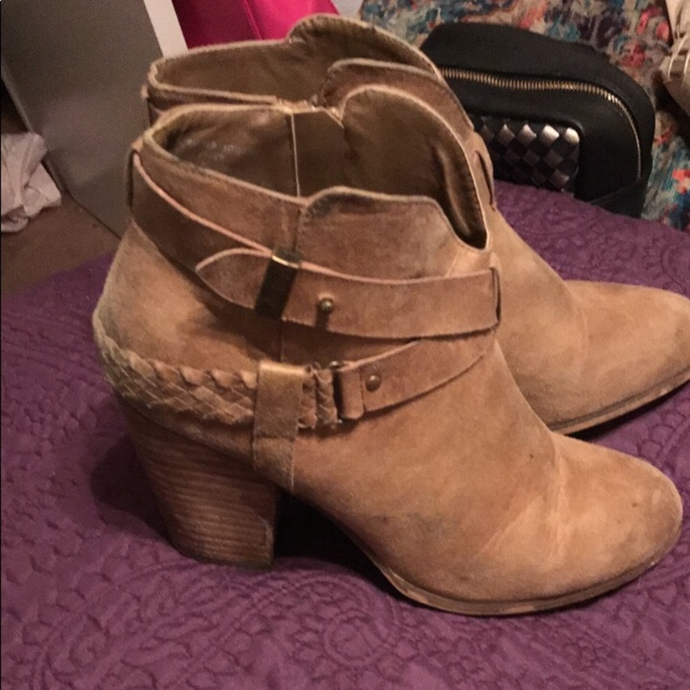Xoxo bootie zips up on inside. Great condition