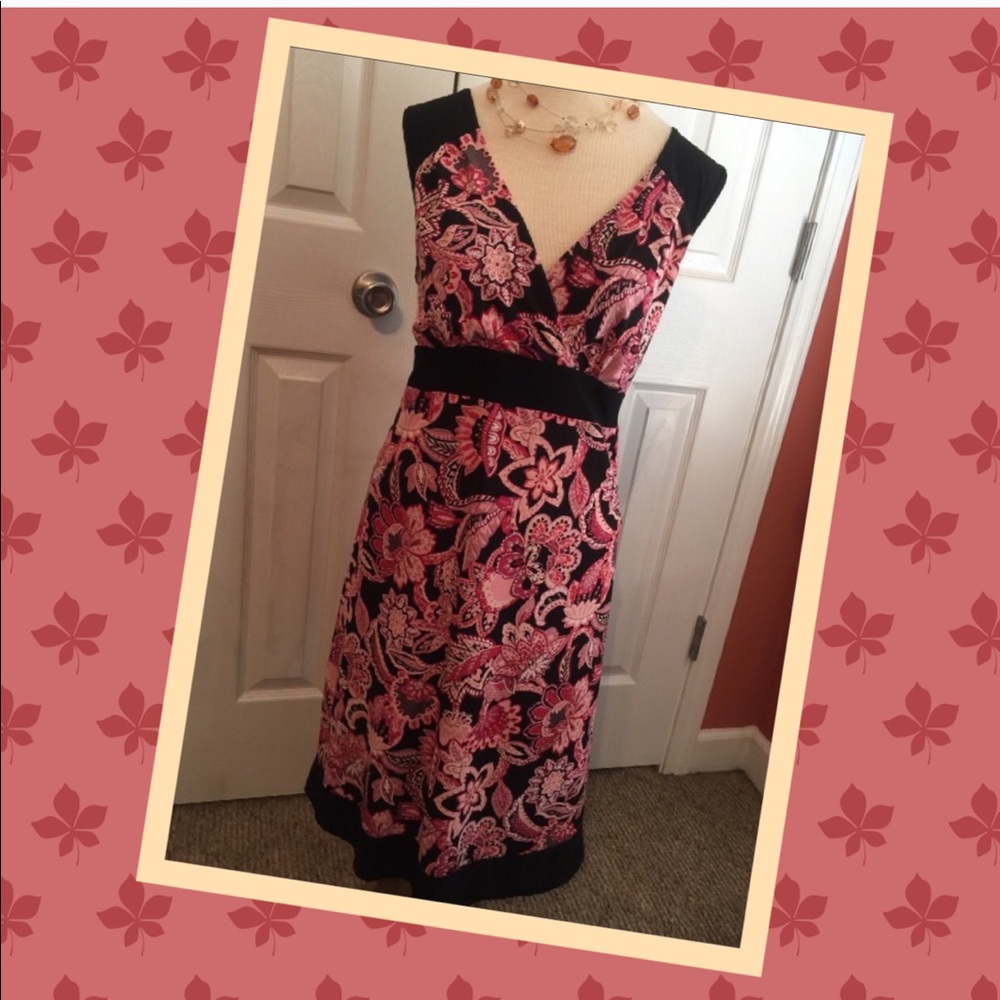 New Dimensions ladies sleeveless dress. EUC