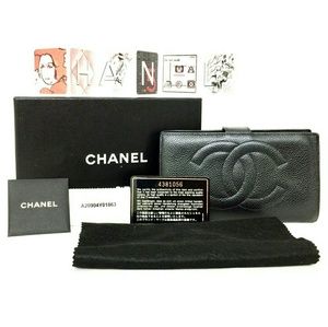 SOLD!! Authentic CHANEL CC Logo Caviar Skin Bifold