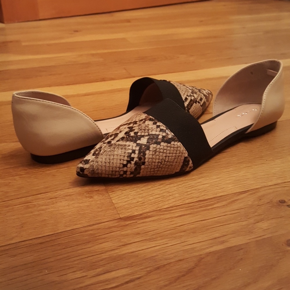 Tahari beige snakeskin flats