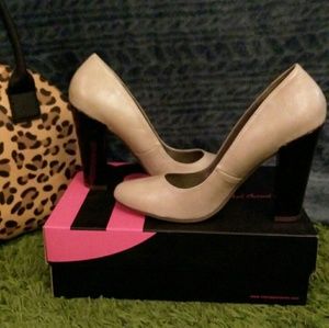 Nude Pumps