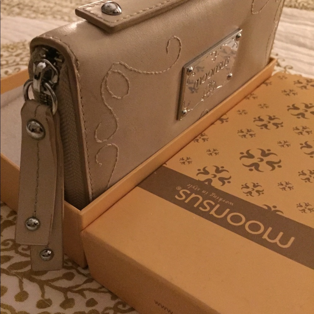Moonsus Genuine Leather Zippy Wallet
