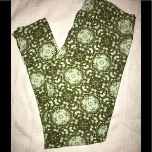 LuLaRose TC green leggings.