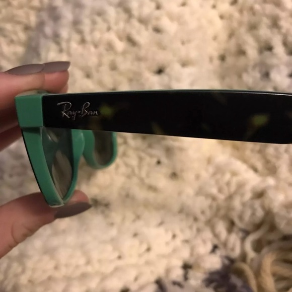 Green Rayban sunglasses!