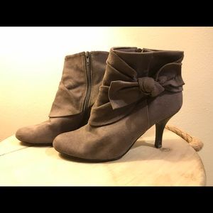Grey apt. 9 boots, size 7 1/2