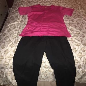 Scrub set wonderwink and landau black and pink