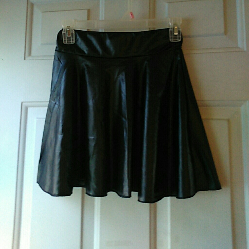 🆕🤘Faux Leather High Waisted Mini Skater Skirt