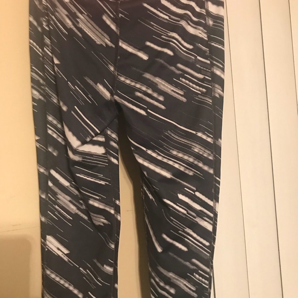 Under armor size small running cropped psnts