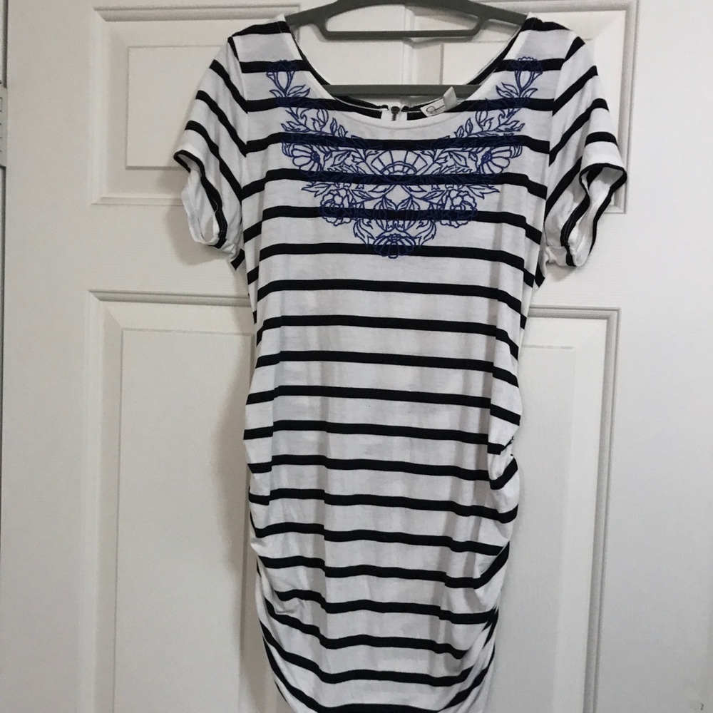Jessica Simpson maternity top