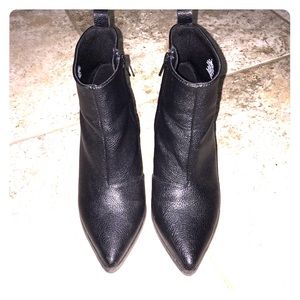 Weekend Hold - 🖤❤️ Black pointy boots | Old Navy