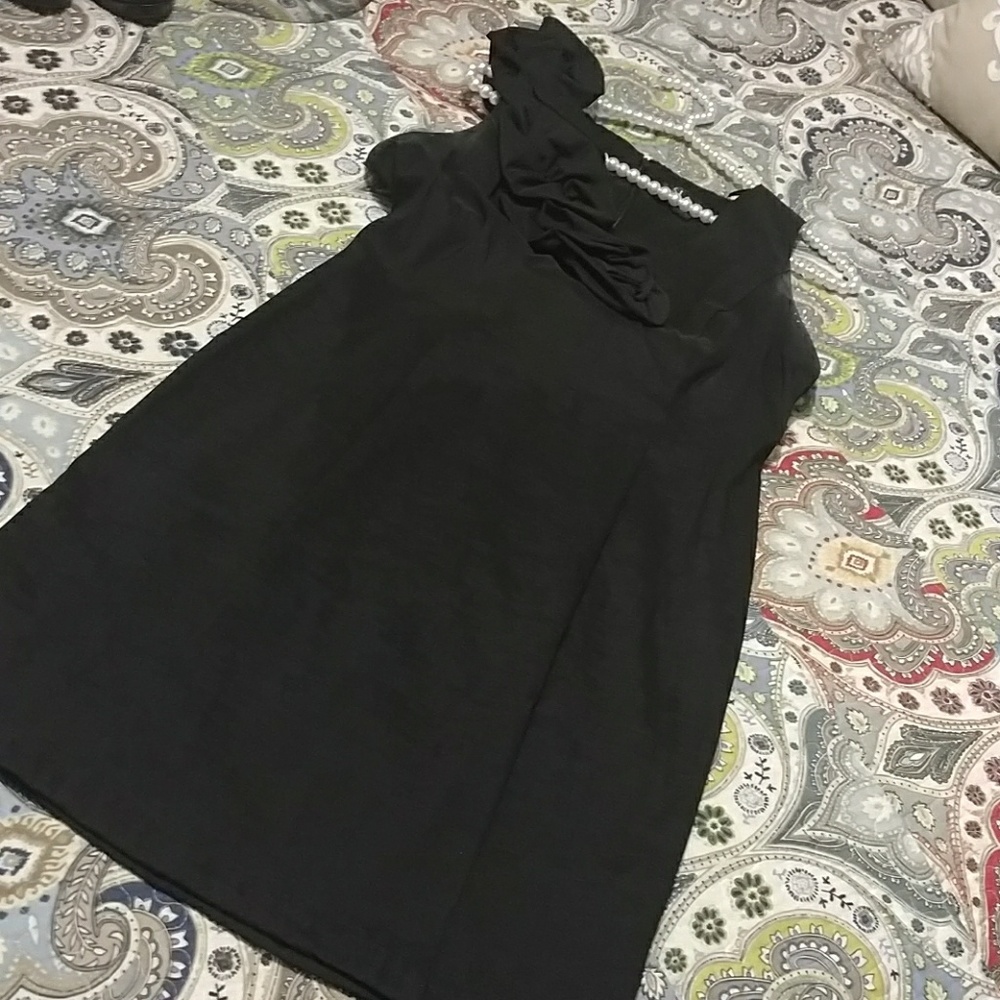 S.L. Fashions classic LBD w/ruffle detail on 1 sid