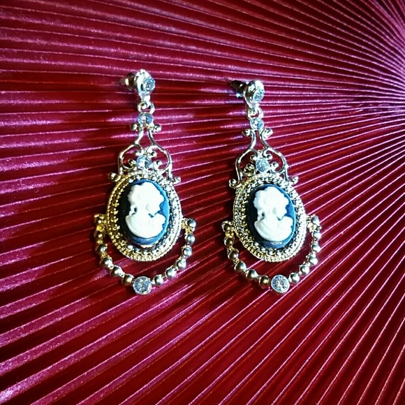 Jewelry - Earrings NEW cameo