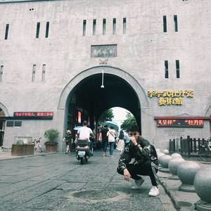 Meet your Posher, Tomas