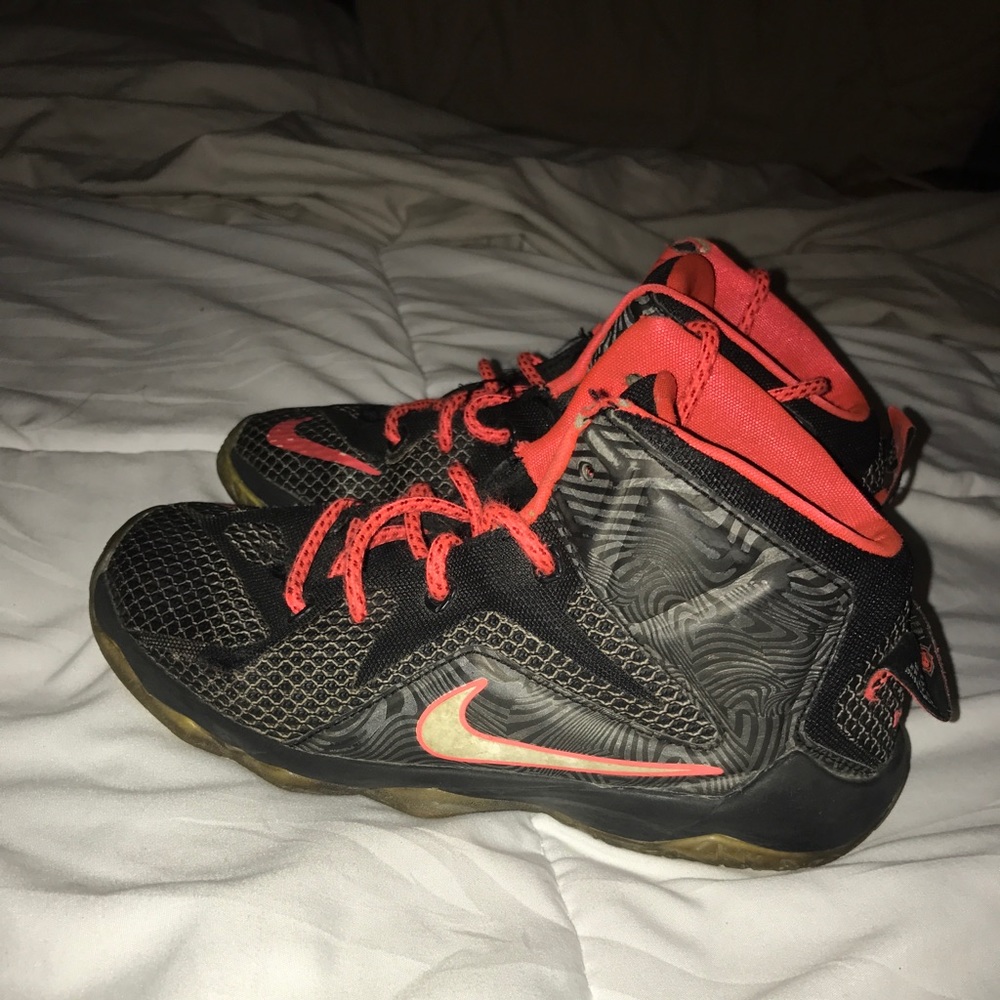 Lebron James Nike Boys size 3 Sneakers
