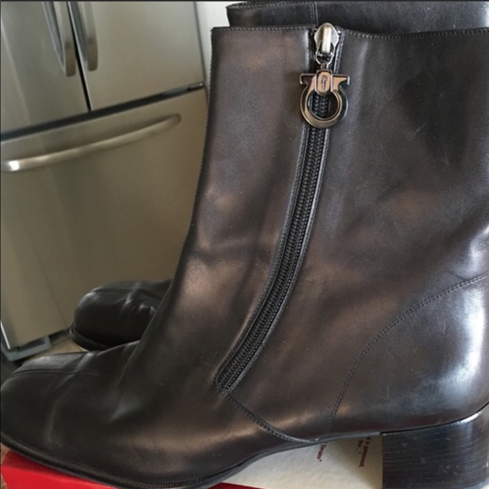 💜💜Blk ❤️❤️NWOT Ferragamo shrt boot sz10